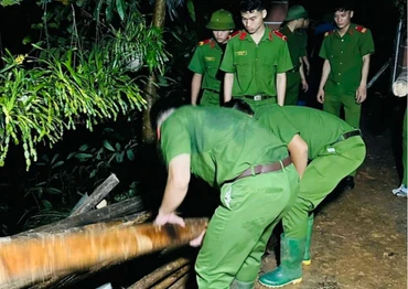Công an xã Yên Thái, huyện Văn Yên hỗ trợ tìm kiếm người dân bị vùi lấp.