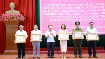 Chủ tịch tỉnh Bắc Giang Lê Ánh Dương (thứ 3 từ trái sang) trao Bằng khen cho các cá nhân có thành tích xuất sắc trong đấu tranh tội phạm ma túy.