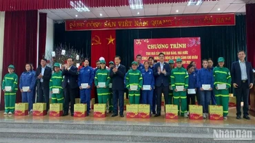 Phó Thủ tướng Lê Minh Khái và Đoàn công tác tặng quà công nhân lao động tỉnh Cao Bằng.