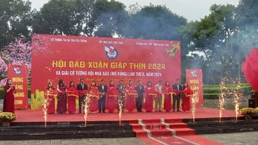 Các đại biểu cắt băng khai mạc Hội báo Xuân tỉnh Cao Bằng năm 2024.