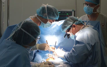 Các bác sĩ Khoa Phẫu thuật tim trẻ em, Trung tâm Tim mạch (Bệnh viện E) thực hiện ca phẫu thuật đặt máy tạo nhịp cho trẻ 40 ngày tuổi.