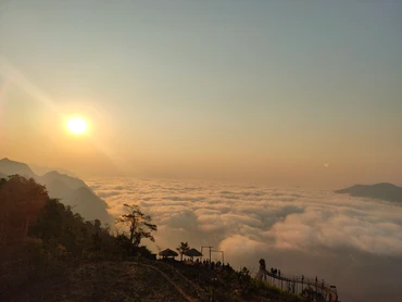 Đến Hòa Bình "săn" mây ở Hang Kia 