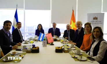 Các doanh nghiệp Argentina tham dự hội thảo “Tiềm năng phát triển thị trường đầu tư và thương mại tại Việt Nam”. Ảnh: Diệu Hương/TTXVN)