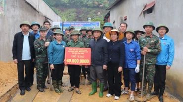 Ban chỉ đạo xóa nhà tạm, nhà dột nát huyện Yên Sơn trao hỗ trợ làm nhà cho hộ gia đình tại xã Chân Sơn.