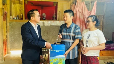 Phó Chủ tịch Ủy ban nhân dân huyện Yên Bình Lã Tuấn Hưng trao quà và động viên hộ gia đình anh Đỗ Văn Khương, xã Xuân Lai đã di dời nhà ở nhường đất cho dự án đường điện 500kV.