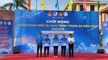 Lãnh đạo Tỉnh đoàn Lạng Sơn trao kinh phí hỗ trợ xây dựng các công trình thanh niên tại huyện Tràng Định.