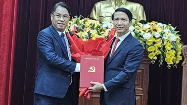 Đồng chí Phan Thăng An, Phó Ban Tổ chức Trung ương trao quyết định của Ban Bí thư cho đồng chí Nguyễn Ngọc Lương.
