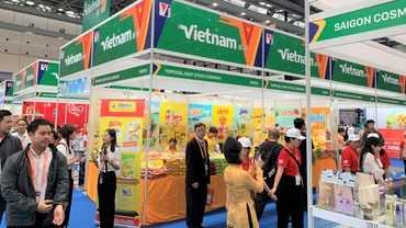 Gian hàng Việt Nam tại Hội chợ Trung Quốc-ASEAN năm 2023 thu hút rất đông khách tham quan. (Ảnh: HỮU HƯNG)