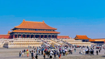 Rất đông du khách tham quan điện Thái Hòa. (Ảnh: HỮU HƯNG)