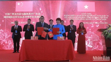 Thị trấn Tà Lùng, huyện Quảng Hòa và thị trấn Thủy Khẩu, huyện Long Châu đã ký kết thỏa thuận hữu nghị.
