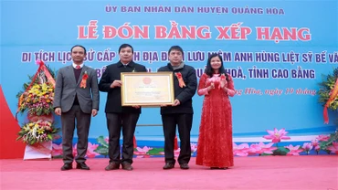 Lãnh đạo Ủy ban nhân dân huyện Quảng Hòa đón nhận Bằng công nhận Địa điểm lưu niệm Anh hùng liệt sĩ Bế Văn Đàn là di tích lịch sử cấp tỉnh.
