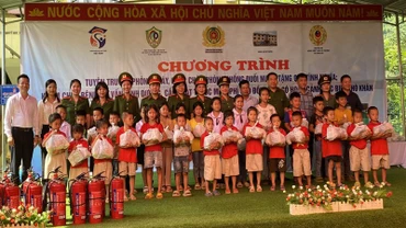 Các đơn vị tặng quà cho học sinh xã biên giới Mỹ Hưng, huyện Quảng Hòa, tỉnh Cao Bằng.