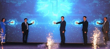 Các đại biểu ấn nút khởi động, đưa ứng dụng Cổng du lịch thông minh tỉnh Cao Bằng đi vào hoạt động.