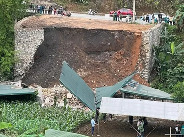 Bờ kè bị sạt lở dài hơn 27m và cao khoảng 4,5m.