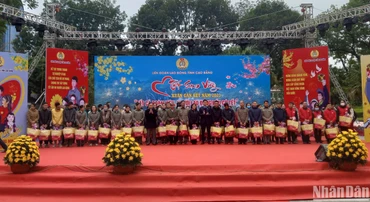 Lãnh đạo Tổng liên đoàn Lao động Việt Nam và Thường trực Tỉnh ủy Cao Bằng tặng quà Tết cho người lao động.