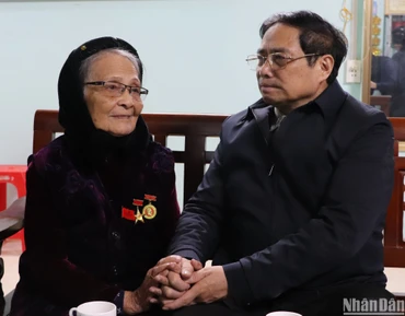 Thủ tướng Phạm Minh Chính thăm hỏi, tặng quà Mẹ Việt Nam Anh hùng Lâm Thị Mèn ở tổ 1, phường Hợp Giang, thành phố Cao Bằng (Cao Bằng).