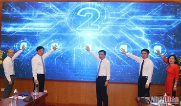 Các đại biểu bấm nút khai trương tuyến du lịch "Một thời hoa lửa".