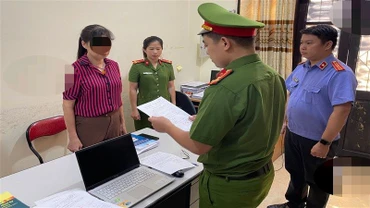 Công an thành phố Cao Bằng thi hành quyết định khởi tố Bí thư Đảng ủy, Chủ tịch Ủy ban nhân dân phường Duyệt Trung do thiếu trách nhiệm, gây hậu quả nghiêm trọng.