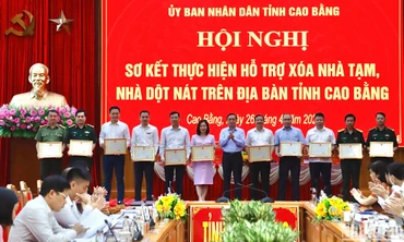 Đồng chí Triệu Đình Lê, Phó Bí thư Thường trực Tỉnh ủy, Chủ tịch Hội đồng nhân dân tỉnh Cao Bằng trao Bằng khen cho các tập thể.