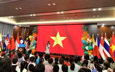 Bạn Lưu Phương Linh, đại diện thiếu nhi Việt Nam giới thiệu về văn hóa và đất nước con người Việt Nam đến bạn bè các nước.