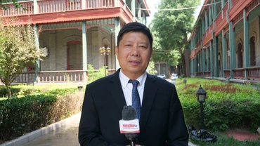 Giáo sư Hứa Lợi Bình trả lời phỏng vấn của phóng viên Báo Nhân Dân thường trú tại Trung Quốc.