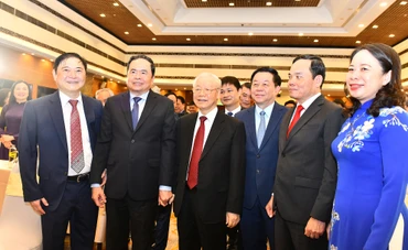Tổng Bí thư Nguyễn Phú Trọng và các đại biểu dự Lễ kỷ niệm “60 năm Ngày Bác Hồ gặp mặt đội ngũ trí thức và 40 năm Ngày thành lập Liên hiệp các Hội Khoa học và Kỹ thuật Việt Nam. Ảnh: Đăng Khoa