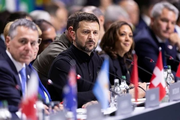 Phó Tổng thống Hoa Kỳ Kamala Harris, Tổng thống Ukraine Volodymyr Zelenskyy, Ủy viên Hội đồng Liên bang Thụy Sĩ Ignazio Cassis và Thủ tướng Áo Karl Nehammer trong phiên khai mạc, Hội nghị thượng đỉnh về hòa bình cho Ukraine ngày 15/6. Ảnh: Reuters