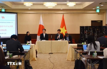 Đại sứ Việt Nam tại Nhật Bản Phạm Quang Hiệu và Thống đốc tỉnh Yamanashi, ông Nagasaki Kotaro, đồng chủ trì cuộc họp báo chung. Ảnh: Xuân Giao/TTXVN