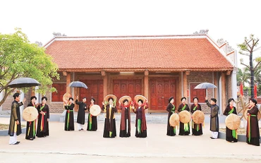 Các liền anh, liền chị làng Diềm bên ngôi nhà chứa quan họ mới.