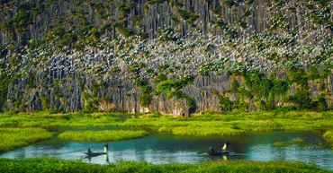Đầm Vân Long (huyện Gia Viễn) hấp dẫn du khách bởi nét đẹp nguyên sơ, thoáng đãng. (Ảnh Ninh Mạnh Thắng)