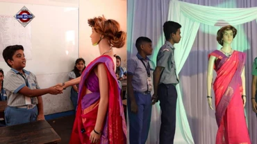 Iris - giáo viên AI đầu tiên của Ấn Độ, xuất hiện trong bộ saree (trang phục truyền thống của nữ giới tại Ấn Độ).