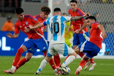 Messi trong vòng vây đội bạn tại Copa America 2024. (Ảnh: Getty)