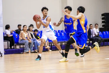 Hanoi Buffaloes (áo trắng) vất vả trước sự gan lì của “kèo dưới”. (Ảnh: VBA)