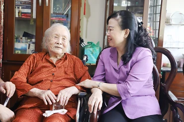 Bộ trưởng Y tế Đào Hồng Lan thăm và tri ân gia đình liệt sĩ, bác sĩ Đặng Thùy Trâm nhân dịp 27/7