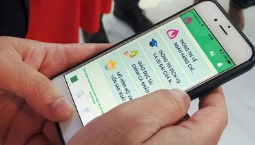 Khách hàng ngày càng quen dần với việc tiếp cận các sản phẩm dịch vụ ngân hàng trên điện thoại di động. Ảnh: Ngân hàng Chính sách xã hội