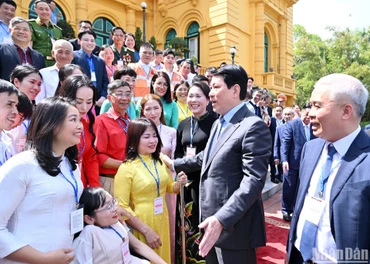 Chủ tịch nước Lương cường gặp mặt thân mật 100 điển hình tiêu biểu trong chương trình “Việc tử tế”.