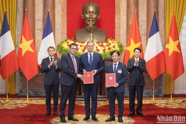 Trao văn kiện hợp tác giữa Viện Hàn lâm Khoa học và Công nghệ Việt Nam và Airbus Defense and Space cùng Trung tâm Nghiên cứu Vũ trụ quốc gia Pháp tại Phủ Chủ tịch.