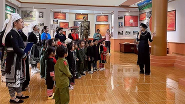 Các em học sinh tham quan, tìm hiểu Khu di tích quốc gia đặc biệt rừng Trần Hưng Đạo (huyện Nguyên Bình, tỉnh Cao Bằng). (Ảnh THỦY TIÊN)