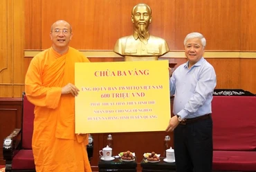 Chủ tịch Ủy ban Trung ương Mặt trận Tổ quốc Việt Nam tiếp nhận ủng hộ phẫu thuật thay thủy tinh thể nhân đạo cho người nghèo. (Ảnh: ĐẠT HƯƠNG)