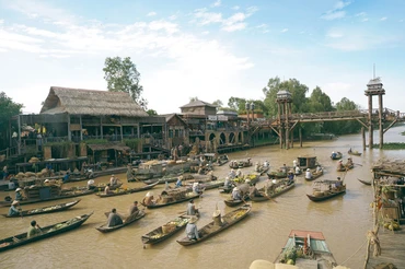 Chợ nổi trong phim “Đất rừng phương Nam” được tái hiện sinh động qua cảnh quay tại rừng tràm Trà Sư