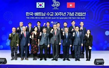 Bộ trưởng Ngoại giao Park Jin cùng các đại biểu chụp ảnh lưu niệm tại buổi lễ. (Ảnh: Khánh Vân/TTXVN)