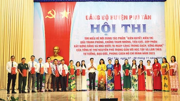 Ban tổ chức tặng quà lưu niệm cho các thí sinh tham gia hội thi.
