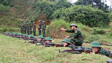 Chiến sĩ mới Tiểu đoàn 9, Trung đoàn 98, Sư đoàn 316 (Quân khu 2) luyện tập bắn súng tiểu liên AK bài 1.