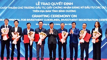 Lãnh đạo tỉnh Bình Dương trao Quyết định chấp thuận chủ trương đầu tư và Giấy chứng nhận đăng ký đầu tư cho doanh nghiệp trong nước.