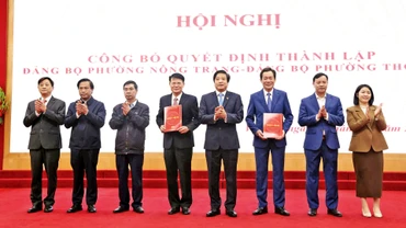 Lãnh đạo thành phố Việt Trì, trao Quyết định thành lập phường Thọ Sơn và Nông Trang sau sáp nhập.