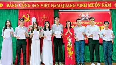 Lễ kết nạp đảng viên mới tại Trường THPT chuyên Lương Văn Tụy.