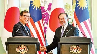 Hai nhà lãnh đạo Nhật Bản và Malaysia tiến hành họp báo chung ở Putrjaya, Malaysia.