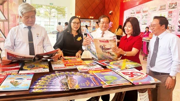 Lãnh đạo Ủy ban nhân dân tỉnh Tây Ninh và Ban Tuyên giáo Tỉnh ủy tham quan gian trưng bày báo Xuân Ất Tỵ 2025.