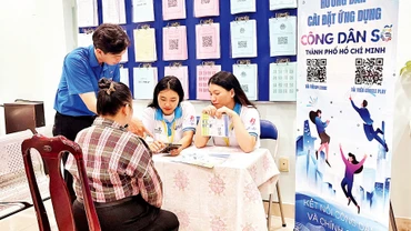 Các bạn trẻ hướng dẫn người dân Quận 1 cài đặt và sử dụng ứng dụng “Công dân số Thành phố Hồ Chí Minh”.