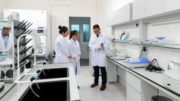 Hoạt động thí nghiệm thực hành của giảng viên, sinh viên Ðại học Quốc gia Hà Nội. (Ảnh NGỌC DIỆP)